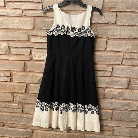 Talbots Sleeveless Floral Fit & Flare Dress size 2 petite - Picture 4 of 12